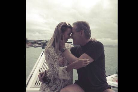 Ana Paula Siebert publica foto romântica com Roberto Justus