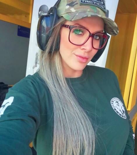 Paula tem costume de participar de torneios de tiro