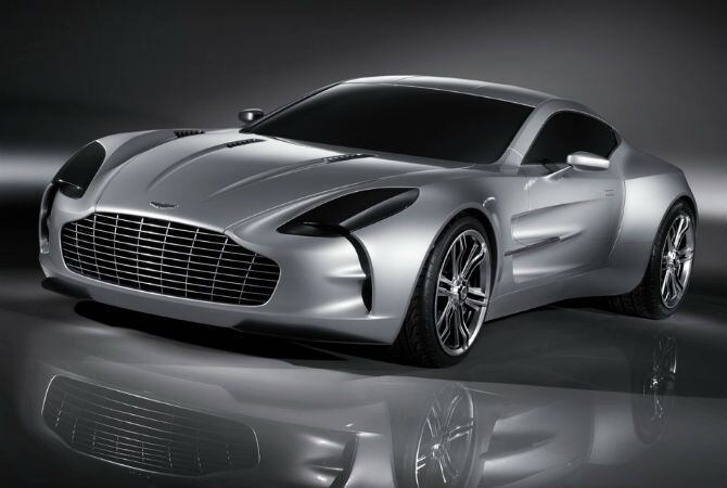 Este Aston Martin de Eto'o não tem marcha lenta, como o camaronês na última Copa do Mundo 