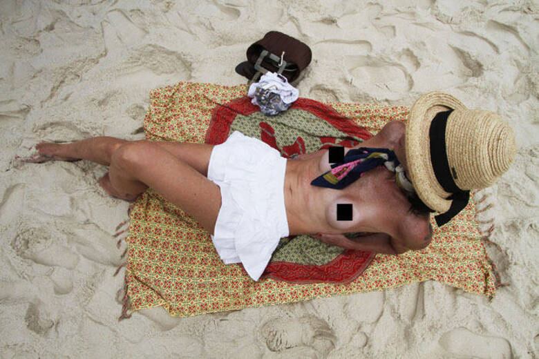 A cineasta posou para fotos na praia de Ipanema, um dos cartões-postais do Rio de Janeiro. Para ela, com a perspectiva da Copa do Mundo e das Olimpíadas, a capital fluminense receberá grande volume de turistas e, com isso, deve se despir dos preconceitos.
— Os brasileiros da [avenida] Vieira Souto viajam para fazer topless em Ibiza, mas se alguma mulher faz em Ipanema logo é xingada. Vamos receber milhões e milhões de turistas e fazer papel de jeca? Era só o que me faltava.

