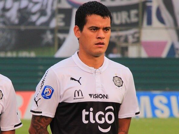 O meia William Mendieta, ex-Palmeiras, é um dos articuladores do meio de campo do Olímpia (PAR)