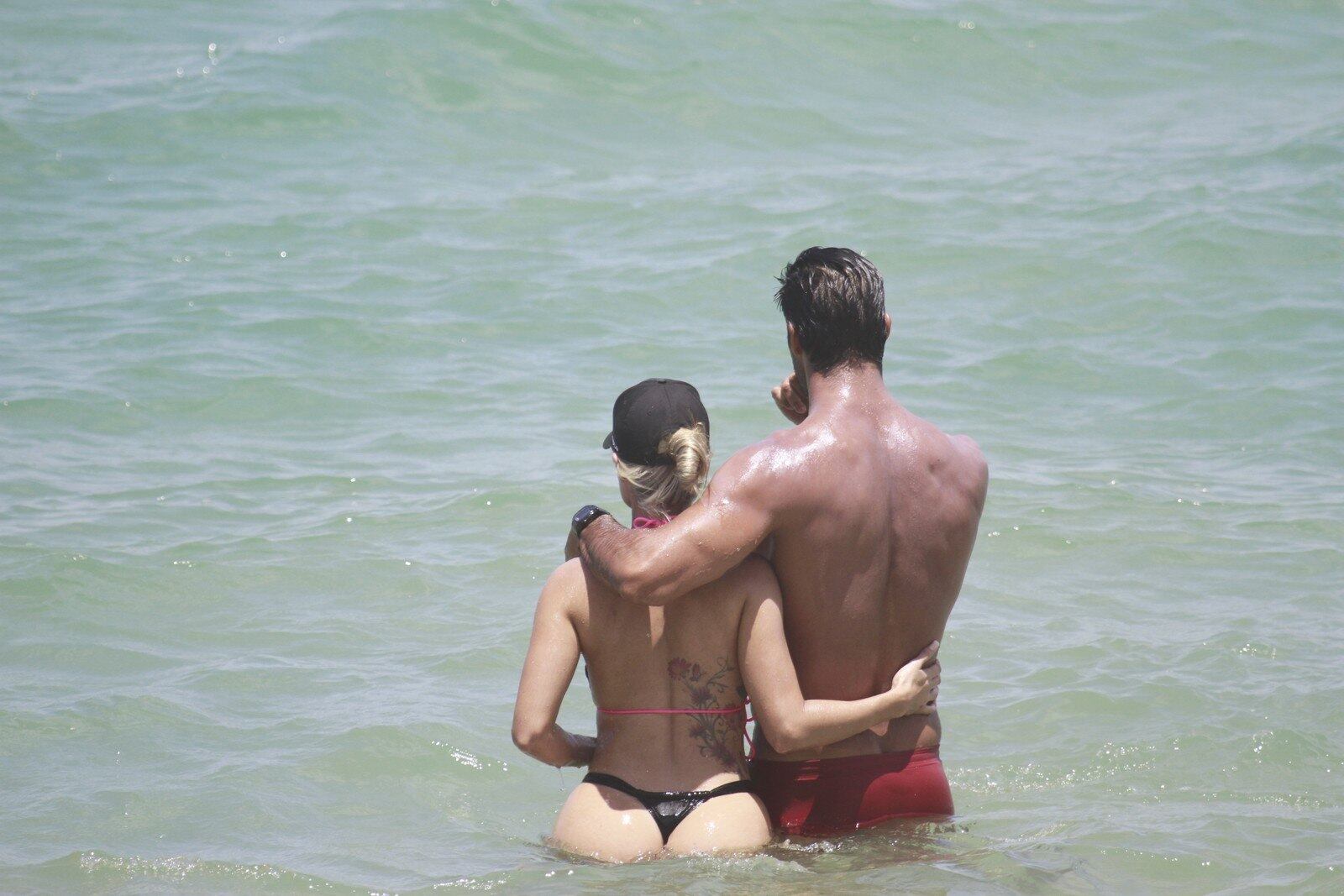 Beto e Aryane curtem dia de romance em Grumari, no Rio de Janeiro