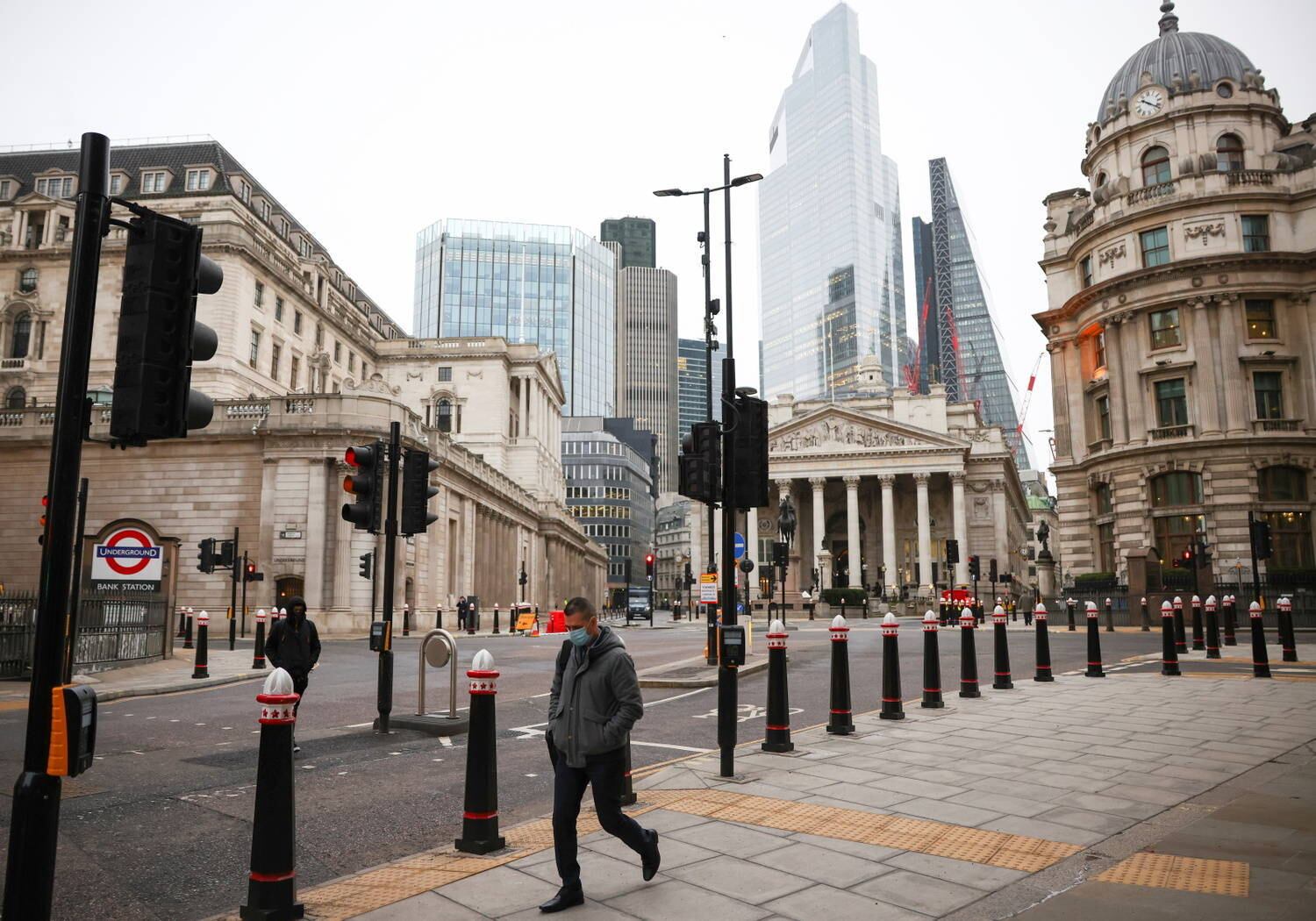 Escolas terão que fechar imediatamente e retomar o sistema de ensino à distância até fevereiro. Creches continuarão funcionando
