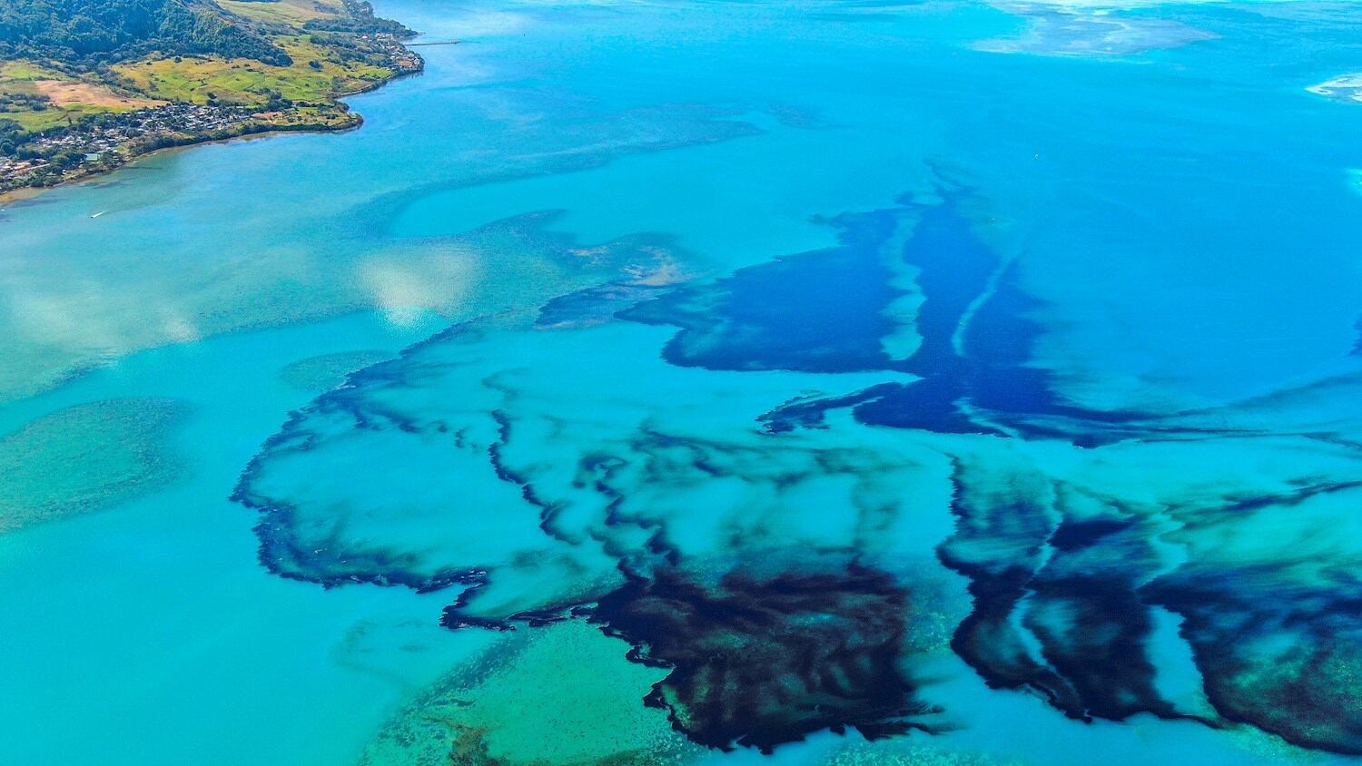Imagem registrada no sábado (8) revela a extensão da mancha de óleo