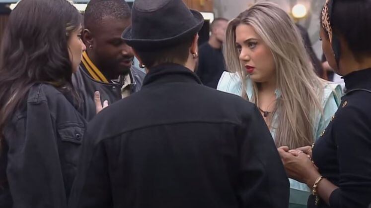 Anne e Karol se tornaram grandes amigas dentro do reality show, mas nem tudo foram flores. Com opiniões fortes, em várias situações as duas discordaram e protagonizaram pequenos desentendimentos. A maior delas ocorreu quando Anne criticou a postura de Andreia e Nahim em uma treta com Brenda e Matheus, desagradando bastante Karol