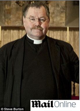 O
sargento se aposentou após 30 anos de serviço e agora trabalha apenas como
padre em uma região rural. Mas ele ainda recebe a pensão de policial
metropolitano