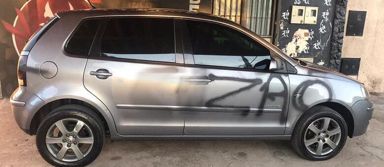 Veículo ficou manchado de tinta e pichações