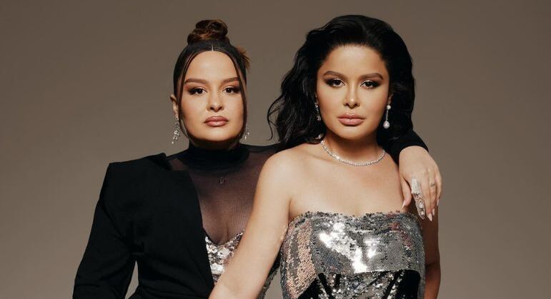 Maraisa sofre acidente na piscina e falta em ensaio 

Nesta quarta (17), a cantora Maraisa sofreu um acidente na piscina de um resort em Porto de Pedras, Alagoas. Maiara contou que a irmã foi dar um mergulho na piscina privativa do quarto onde elas estavam hospedadas e acabou batendo o nariz na superfície. Antes do acidente, Maraisa divulgou uns vídeos se divertindo no hotel. Após a repercussão, a irmã da cantora esclareceu o que aconteceu. "O nariz da minha irmã é muito lindo, um nariz de princesa, então a gente tem que cuidar", brincou Maiara em vídeo na internet. Ainda, o público levantou rumores de que Maraisa estaria afastada dos próximos shows, já que Maiara apareceu sozinha em ensaio. Mas, em nota, a assessoria de imprensa da dupla confirmou que ela está bem e participará normalmente das apresentações
