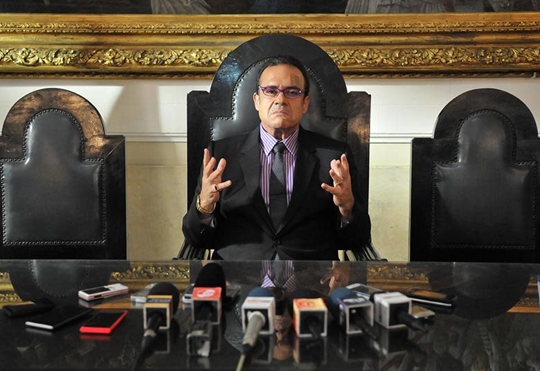 Para
manter o peso, o ator segue uma dieta rígida, mas revela que se permite matar a
vontade de algumas refeições mais calóricas de vez em quando. 

— Minha
alimentação
atual é
baseada em verduras, legumes, frutas e quase nenhuma carne de origem animal.
Uma vez por semana me permito comer o que quiser!

+ Rico diz que está revoltado com a política brasileira. Assista!
+ Carla Diaz e Bernardo Falcone se divertem nos bastidores 
+ História de amor interrompida! Entenda a relação entre o governados Guido e Dora

