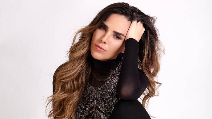 Exclusivo: álbum de casamento de Wanessa é achado no lixo

Uma relíquia improvável foi encontrada em uma caçamba de lixo em São Paulo. Um fã, chamado Marcos Bilim, achou o álbum de casamento da cantora Wanessa Camargo no meio de entulhos. O casamento de 17 anos da cantora gerou dois filhos, mas ela se separou recentemente.  Marcos, na intenção de devolveu o álbum para a família, disse que tentou entrar em contato com os Camargo, mas não teve sucesso. "Ninguém me respondeu", contou. 