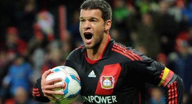 Michael Ballack foi um dos grandes jogadores que o futebol alemão já produziu. O meia vestiu as camisas de Chelsea e Bayern de Munique, e é um dos maiores ídolos da história do Bayer Leverkusen. O alemão, porém, foi duas vezes vice-campeão da Liga dos Campeões. Primeiro com o Leverkusen, em 2001/02, na final contra o Real Madrid. Depois, com o Chelsea, em 2007/08, na final contra o Manchester United