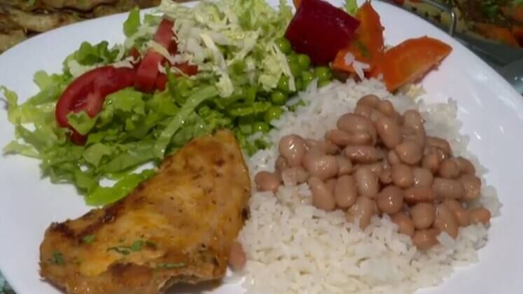 Equilíbrio

O Fala Saúde mostrou, também, novas recomendações da Organização Mundial da Saúde (OMS) sobre o que se coloca no prato de comida. Apesar de, na prática, ser difícil de medir as proporções, a equipe do programa ensinou como montar um prato saudável, apenas na base do equilíbrio. Verduras, legumes, carboidratos e proteínas: a melhor combinação possível. 

Acompanhe dicas importantes como essas no Fala Brasil. O programa vai ao ar de segunda a sexta-feira, às 8h40, e aos sábados, a partir das 7h35, na RECORD.