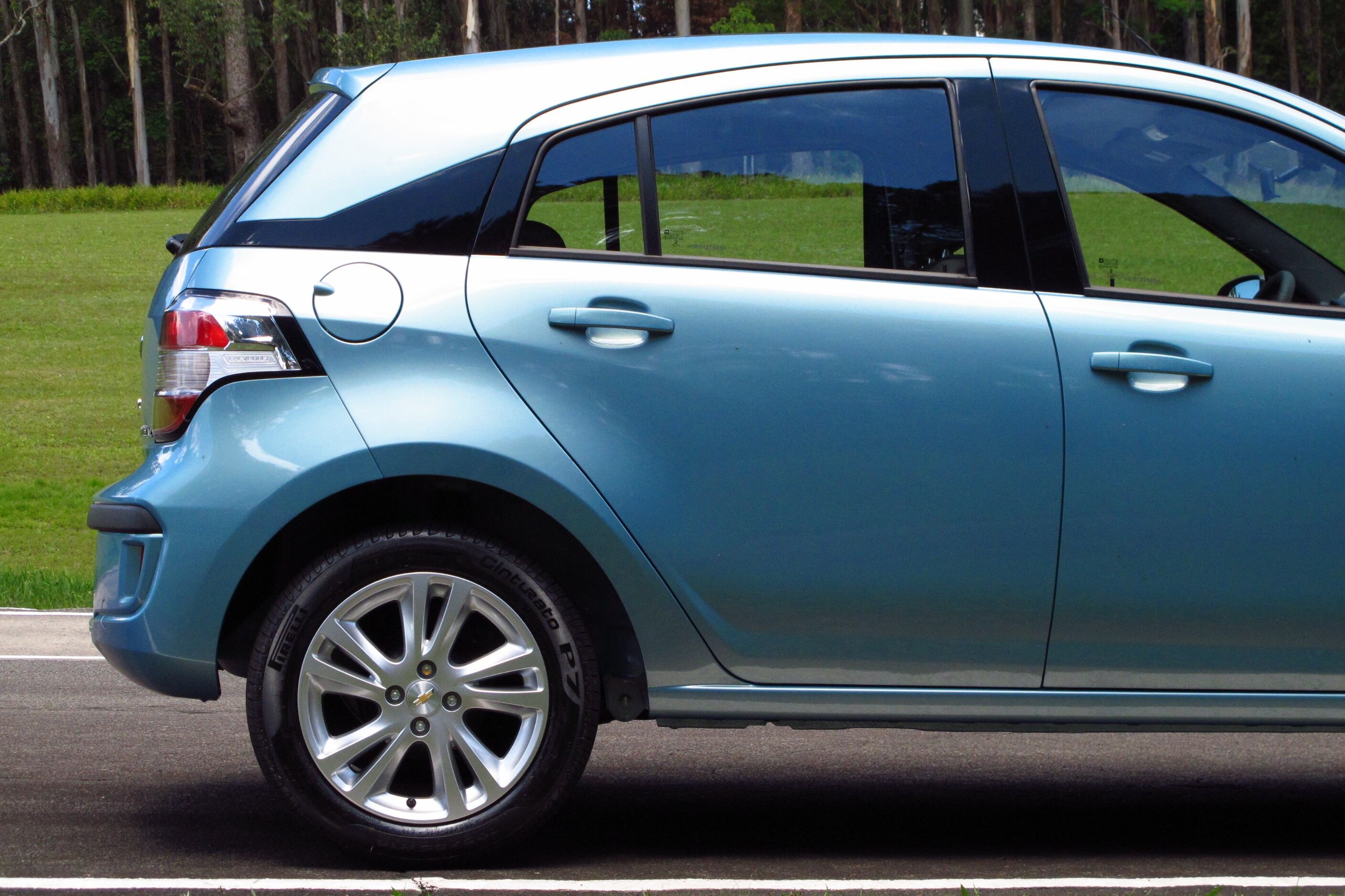 Feito para simular um perfil mais baixo para a carroceria, o exótico aplique plástico na coluna C (chamado de "vela de corrida" pela GM) não passou por mudanças na linha 2014
Saiba tudo sobre carros! Acesse www.r7.com/carros