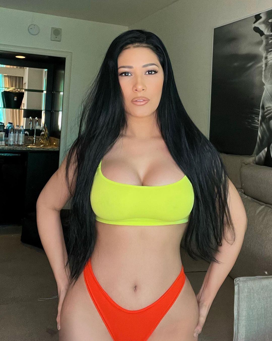 No fim de novembro, Simaria rebateu as críticas que recebeu nas redes sociais depois de compartilhar algumas fotos em que aparece de biquíni, inclusive um modelo amarelo e laranja neon. A sertaneja desabafou e falou das mensagens que recebe dos haters por ser mulher.

"As pessoas se incomodam o tempo todo porque posto minhas fotos… Engraçado, se um homem posta foto de sunga sem camisa ele é o gostosão, mas se eu posto de biquíni sou vulgar, quero aparecer, estou doida. Eu sou livre, solteira, bem resolvida e não vai ser zé-ninguém que vai me impedir disso. O corpo é meu e quem não gosta senta e chora", escreveu no Twitter