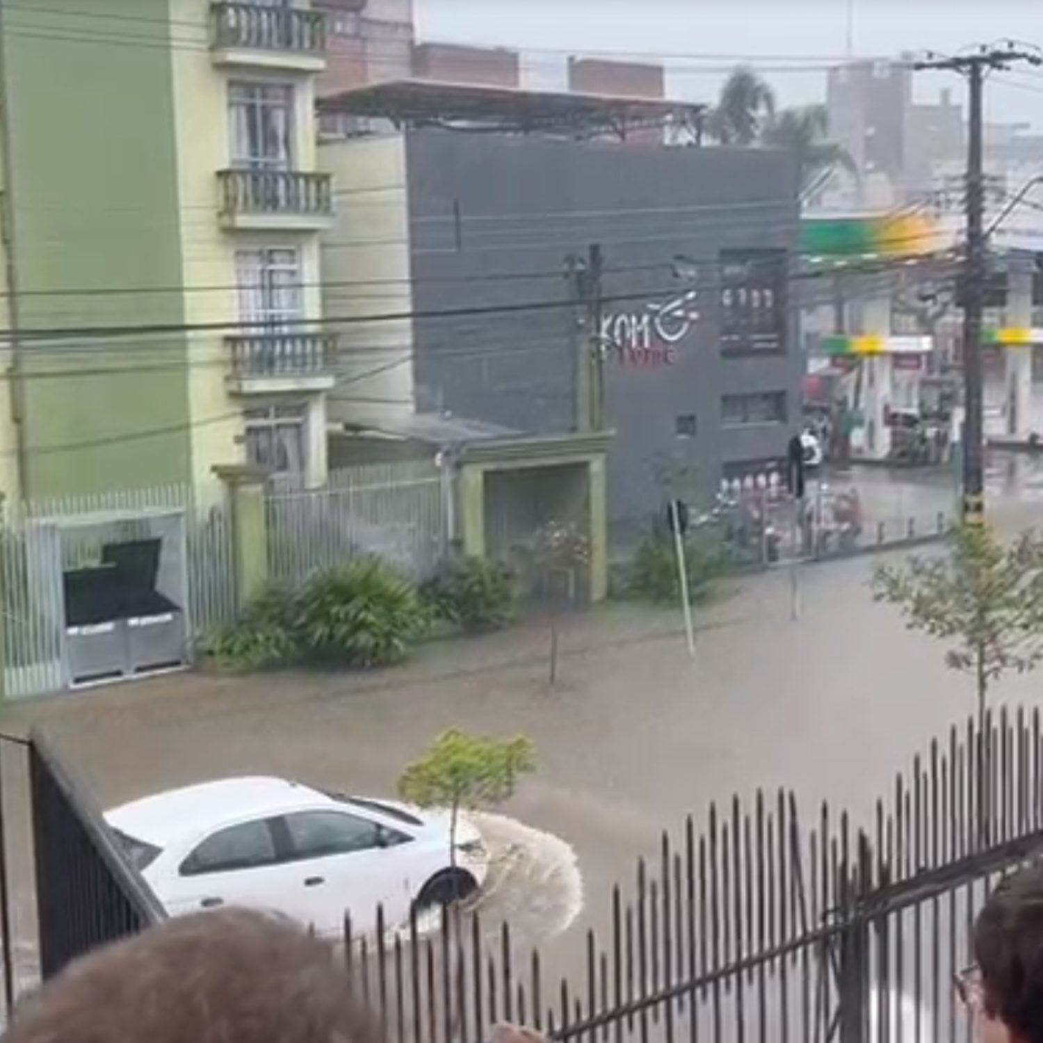 VÍDEO: Curitiba tem ruas alagadas por forte temporal neste domingo (18)