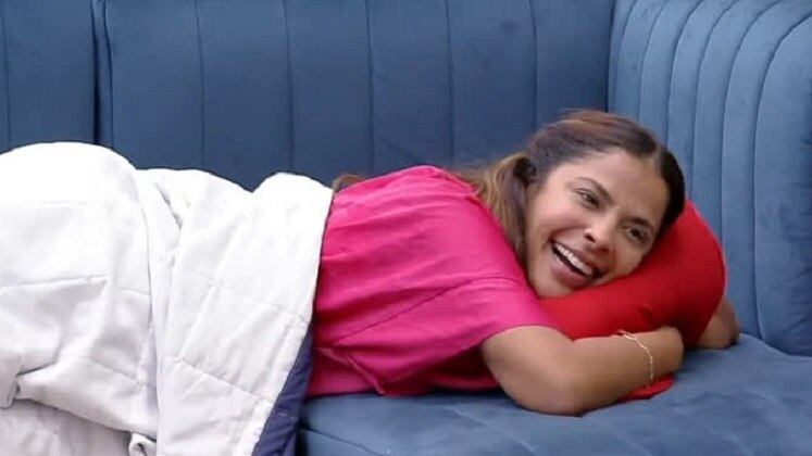 Solzinha



Provando que a criatividade de Erick não se esgota, Gyselle
Soares também ganhou uma alcunha! A Conquisteira era uma das aliadas do
jornalista e de Servo — com quem chegou a flertar algumas vezes — e recebeu o apelido tanto pela alegria quanto por preferir jogar sozinha. A mistura deu no que deu!