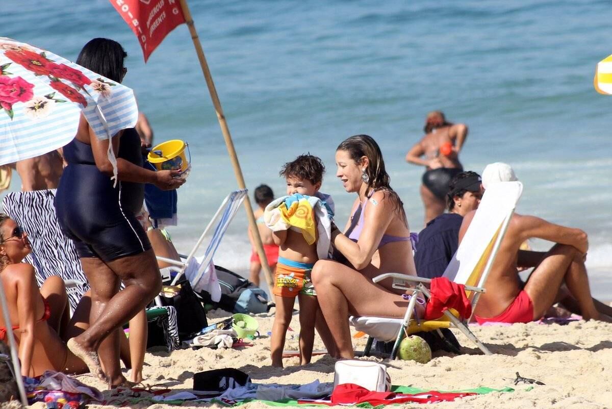 Luana Piovani e o filho, Dom, curtem o Leblon, no Rio