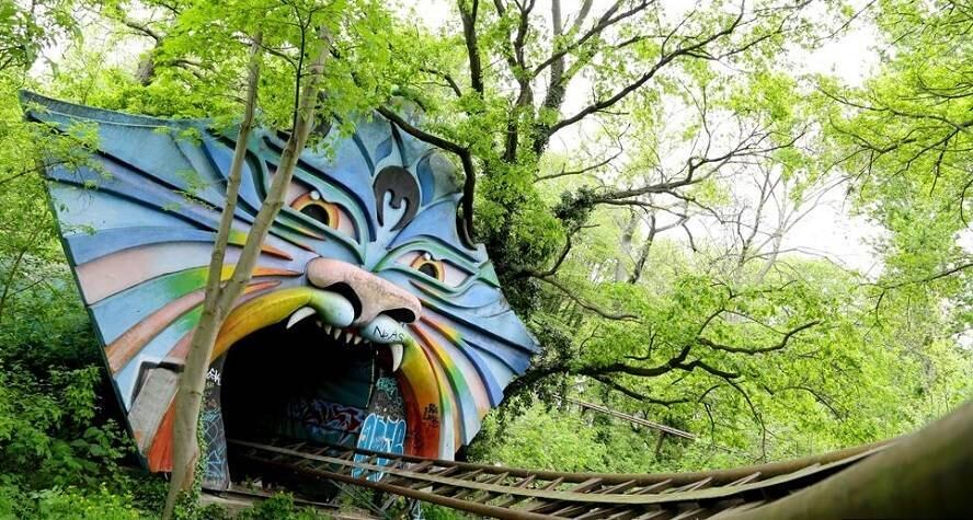 O misterioso Spreepark, no Texas, também é bastante sombrio. 

Abandonado em 2001, foi tomado pela natureza ao redor e parece guardar mistérios em cada brinquedo 