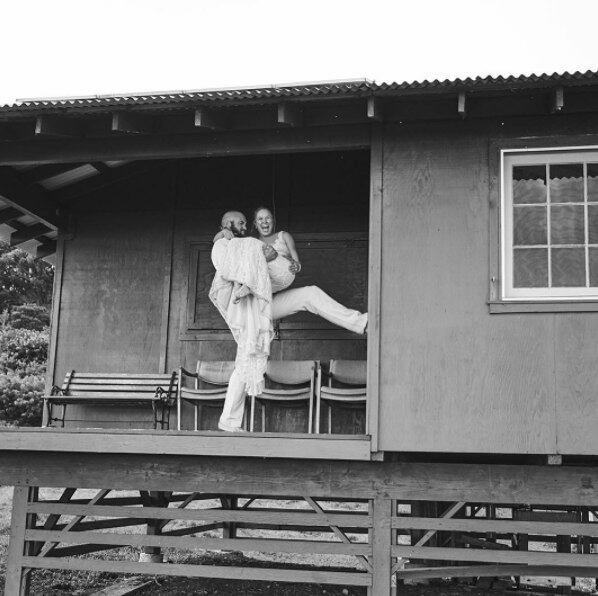 Os dois fizeram também as famosas fotos pós-casório, com o noivo carregando Rousey para dentro de casa