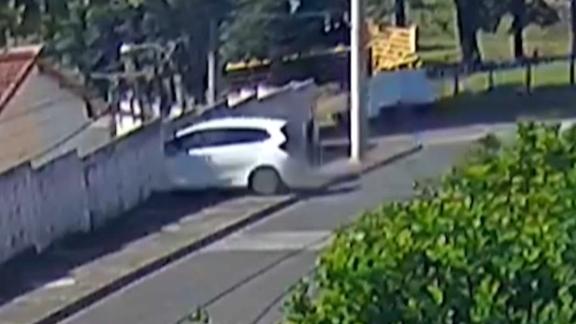 Motorista perde controle e invade condomínio de casas em Sorocaba (SP)