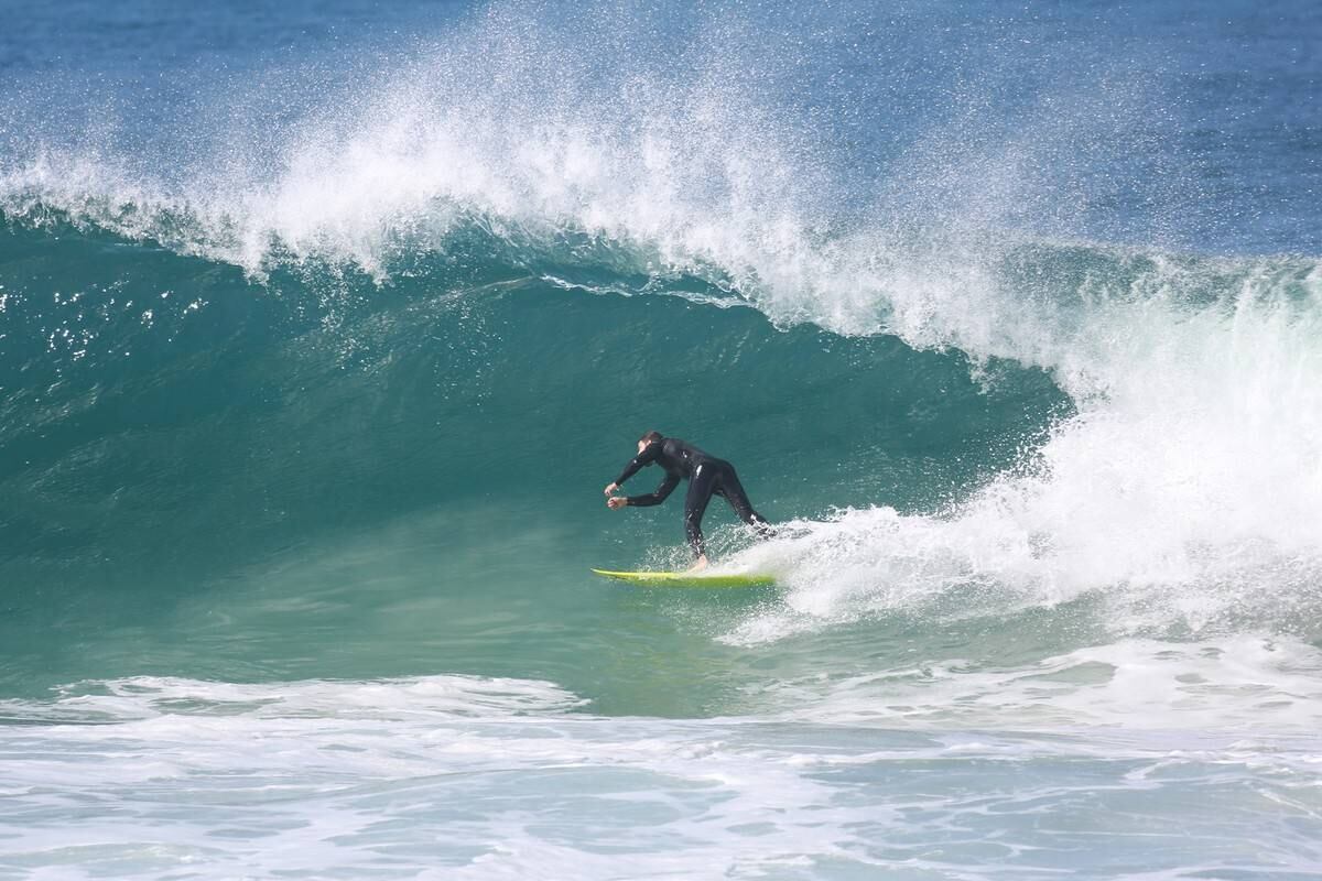 Cauã Reymond surfou no Recreio dos Bandeirantes nesta segunda-feira (21)