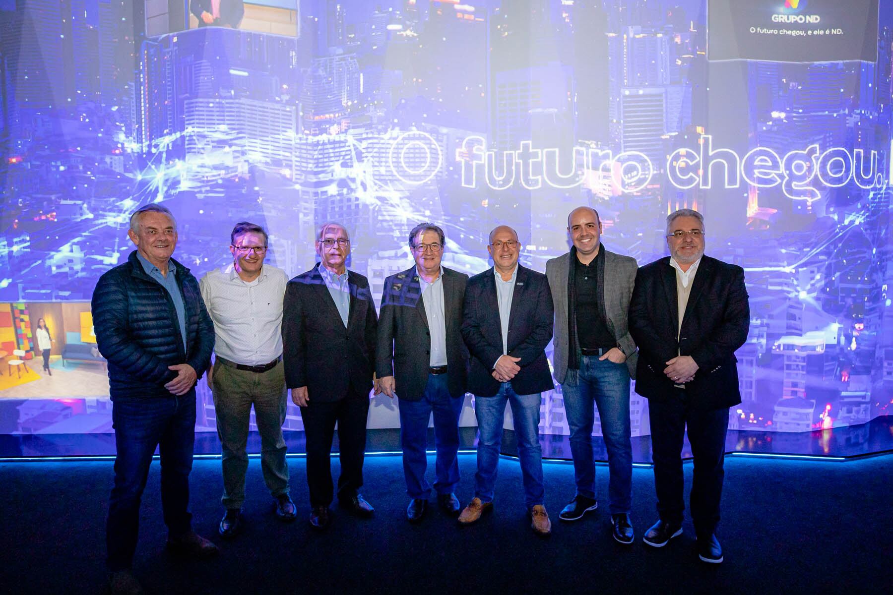 Da direita para esquerda, Albertino Zamarco Junior, DIRETOR Adm. Fin. Do Grupo ND; Raphael Polito, Apresentador; Marcello Corrêa Petrelli, Presidente do Grupo ND; Luis Meneghim, Diretor de Conteúdo-Jornalismo; Moacir Pereira, Jornalista; Roberto Bertolin, Diretor Regional do Grupo ND; Gilberto Kleinubing, Diretor Comercial do GRUPO ND.
