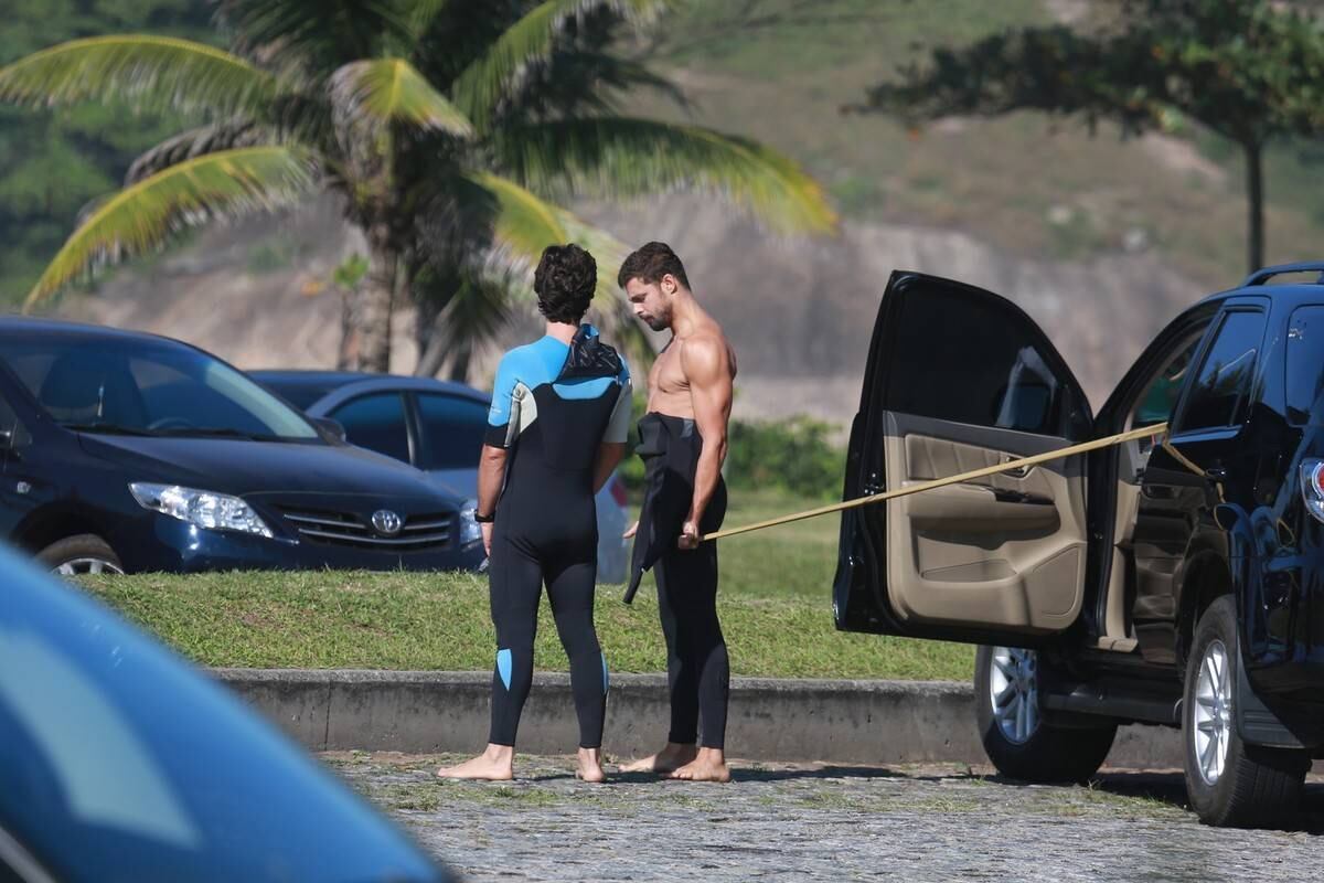 Cauã Reymond surfou no Recreio dos Bandeirantes nesta segunda-feira (21)