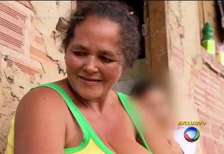 José Carlos e Dona
Maria têm seis filhos. A adolescente, que foi vítima de abuso, é a mais velha e
agora está com 14 anos. São oito bocas pra sustentar com a venda de vassouras
de piaçava, que rende no máximo mil reais mensais