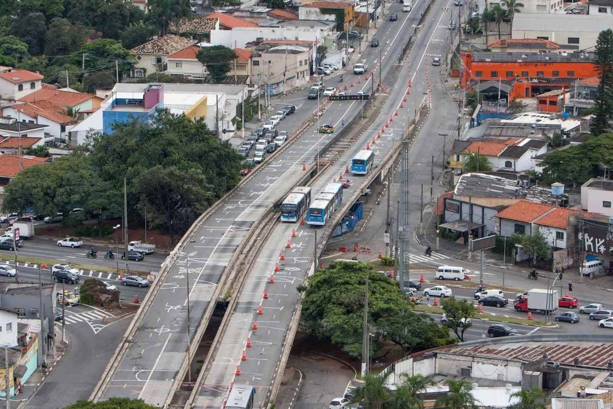 Duas faixas foram liberadas para ônibus nesta quinta-feira