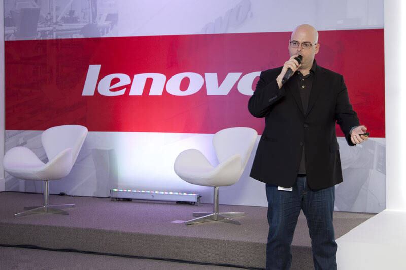 

Antes da visita, também pudemos ouvir um pouco das expectativas de Dan Stone, vice-presidente e general manager da Lenovo na América Latina. Stone comemorou a liderança entre os fabricantes de computadores no Brasil.

— Os últimos resultados refletem o excelente trabalho que
temos desempenhado no Brasil, terceiro maior mercado de PCs para a Lenovo no
mundo. Estamos passando por um momento único e muito importante para as nossas
operações