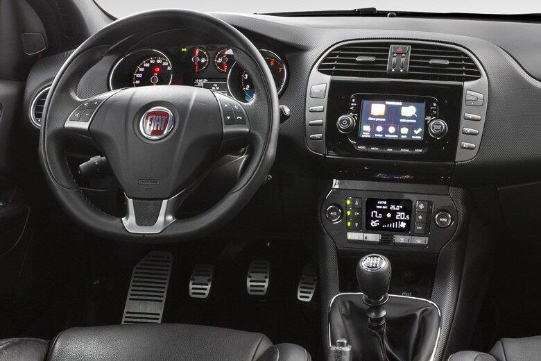 Pedaleiras e detalhes cromados trazem esportividade à cabine