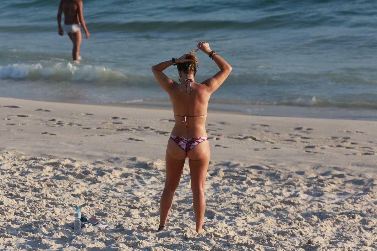 Aos 47 anos, Christine Fernandes exibe o corpão em dia de praia