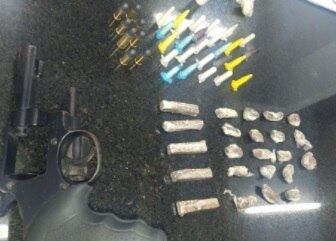 Drogas e munições foram apreendidas pela polícia