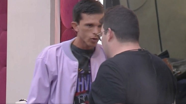 Horas depois, a Mansão pegou fogo novamente, dessa vez com
Erick e Tiago Dionisio. O jornalista não gostou de uma brincadeira feita pelo
humorista e disparou "você não tem educação, existe um momento". Já Tiago fez questão
de falar que o oponente "não tem filtro" e que agora quer decidir "quem
pode brincar e quem não pode". Erick se estressou e alertou: "Você aqui para mim
é insignificante. Se quiser babado vai ter babado"