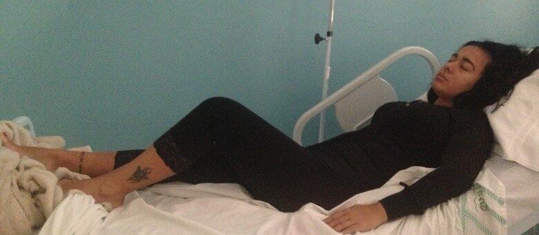 Kamyla Simioni se recupera de cirurgia plástica que realizou nos seios
