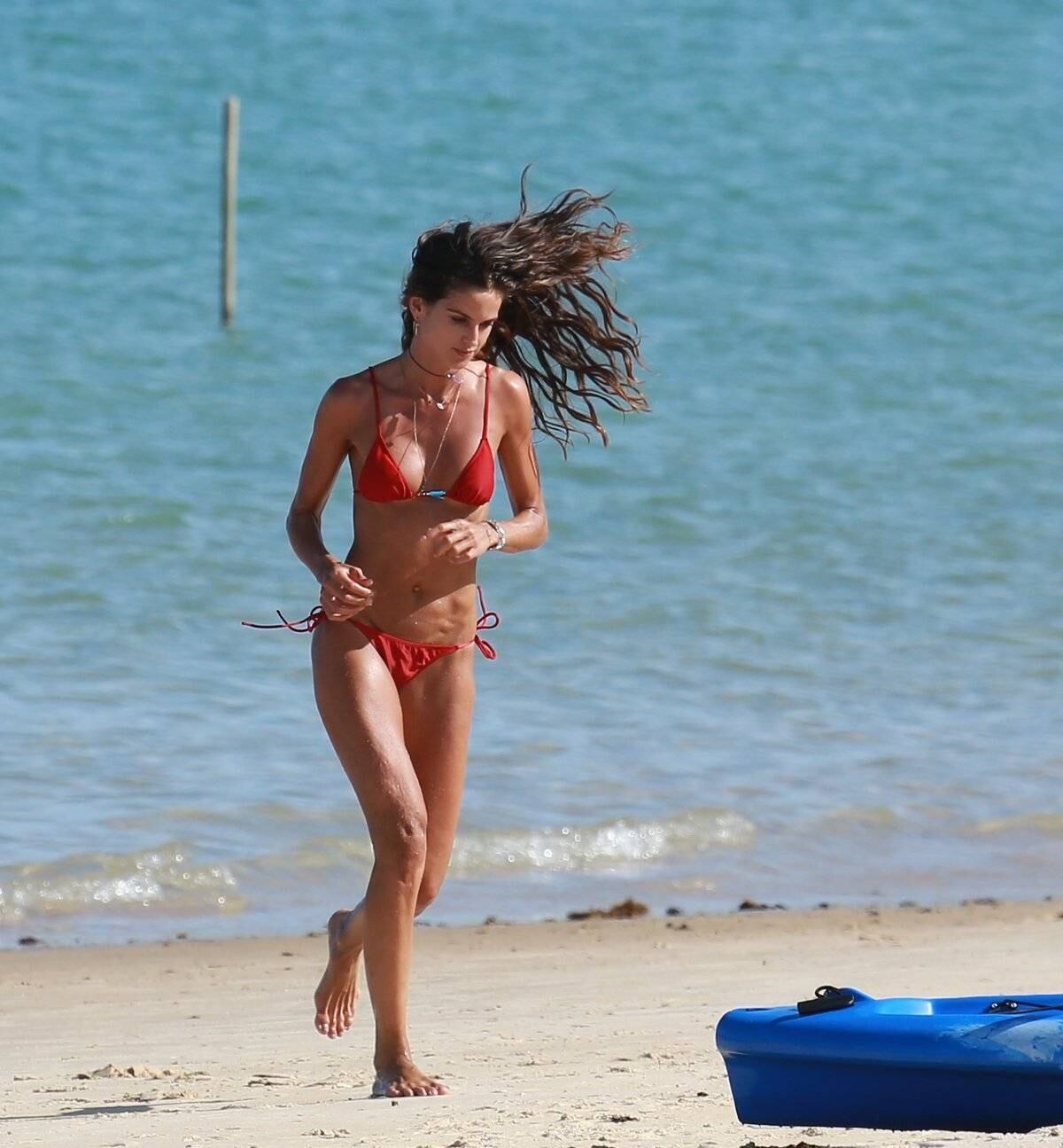 Com um biquíni vermelho, ela exibiu o corpo sequinho e malhado