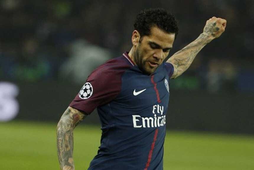 DEIXOU A DICA - Desde maio afastado dos gramados por causa de uma lesão, Daniel Alves está próximo de voltar à ativa. Em entrevista ao jornal inglês 'The Telegraph', disse que o PSG precisa aprender a jogar contra grandes clubes e afirmou que não se aposenta sem antes jogar por uma equipe da Premier League (Foto: GEOFFROY VAN DER HASSELT / AFP)