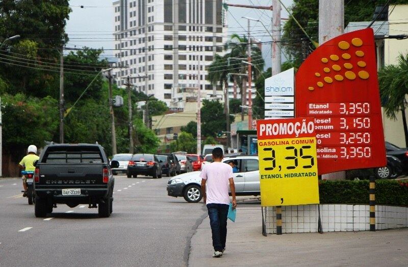 Placa com promoção de gasolina em Manaus (AM). Crise e queda do consumo aumentaram estoques e forçaram queda nos preços. Hoje, litro sai por R$ 3,45, em média, no Estado