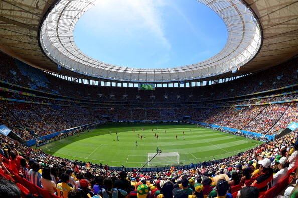 A torcida da Argentina é maioria no estádio, mas o belgas marcam presença.