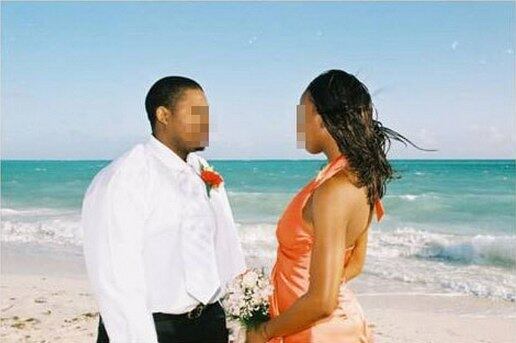 Começamos por onde? Pela montagem ou pela roupa do casamento? Tanto faz né, as duas coisas são bizarras