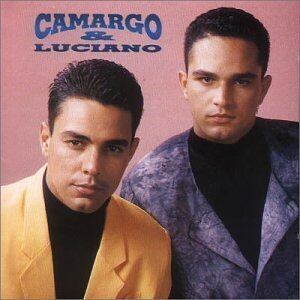 Em 1994, o sucesso da dupla cruzou as fronteiras e conquistou a América Latina. Foi quando a dupla apostou no lançamento do primeiro disco em castelhano, que foi sucesso em diversos países da região. Repare no banho de loja que os dois passaram para essa fase