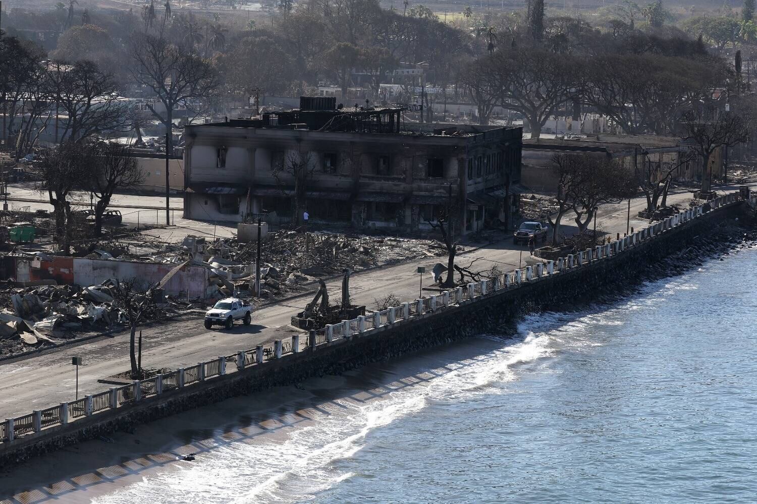 Os incêndios também forçaram milhares de pessoas a fugir das chamas pelo mar, o que foi testemunhado e relatado a um jornal local pelo general americano Kenneth Hara. Segundo ele, pelo menos 14 moradores da cidade de Lahaina foram resgatados no mar pela Guarda Costeira
