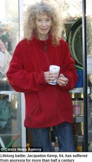 Jacqueline começou a emagrecer em 1962, quando foi comparada com sua melhor amiga na escola. Poucos meses depois, ela desenvolveu a anorexia. Na época, adolescentes que sofriam desse tipo de transtorno recebiam pouco apoio e ajuda psicológica. Com isso, ela nunca chegou a pesar mais que 44 kg e se recuperar totalmente. Entenda o problema de Jacqueline