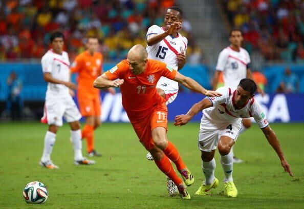 A Holanda dispara para o campo ofensivo logo no primeiro lance.