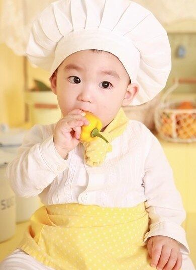 Uma dica importante da nutricionista é que essa consistência evolua gradativamente, respeitando o desenvolvimento da criança. “É preferível que aos 10 meses já esteja sendo oferecidos pedaços de alimentos, pois alguns estudos mostram que bebês que não recebem alimentos em pedaços até o 10º mês de vida apresentam, posteriormente, maior dificuldade de aceitar alimentos sólidos”, justifica.