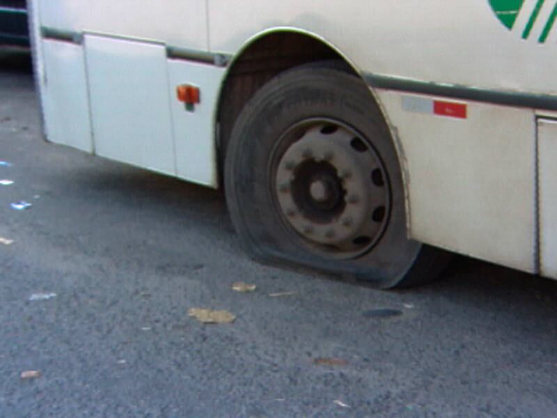 Vários ônibus estão enfileirados
na região e a maioria deles está com pneus furados
