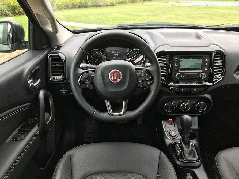 A cabine basicamente repete as linhas do Jeep Renegade e deixa a desejar na quantidade de porta-objetos