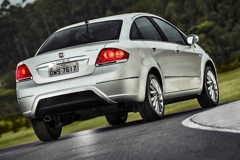 Atrás, a principal novidade do Linea 2015 é a placa, que foi deslocada do para-choques para o meio da tampa. Uma barra cromada foi aplicada para conferir requinte, mas o aplique central do novo para-choques pode não agradar — a peça parece um acessório instalado em concessionária
Saiba tudo sobre carros! Acesse R7.com/carros