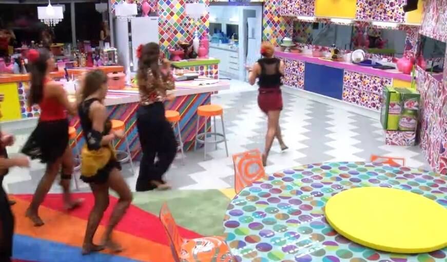 Ivete correu com os brothers dentro da casa!

Quando chegou na Sibéria, ela gritou:

— Que friooooo!