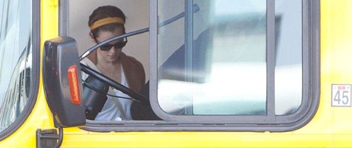 Emma Watson, conhecida por interpretar Hermione nos filmes Harry Potter, já foi flagrada entrando em ônibus, no aeroporto de Los Angeles, que a deixou perto da locação de carros. A bonitinha ainda conversou animada com outros passageiros